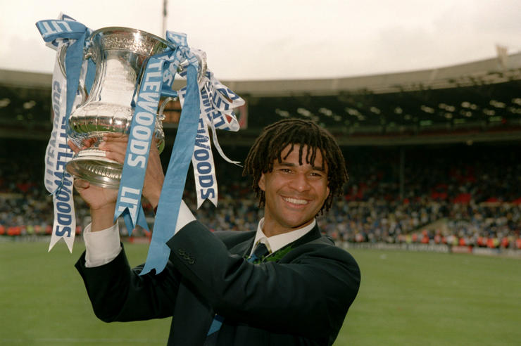 gullit_lifts_the_league_cup.jpg