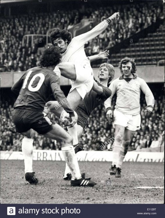 apr-26-1975-chelsea-vs-everton-photo-shows-john-hurst-the-everton-E1129T.jpg