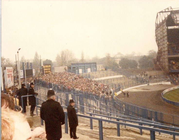b826058a174954f4bba8a91459bf0397--football-vintage-football-fans.jpg.9b9a9535af2fcf15fb53df4a6ed84088.jpg