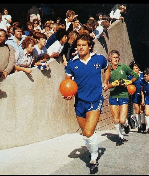 Ray Wilkins leading team out.jpg