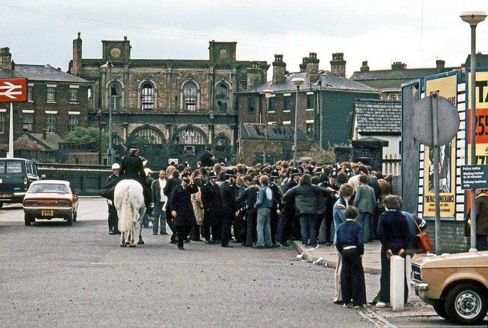 Chelsea-Football-Fans-Wolverhampton-May-1977-1-1200x807.jpg