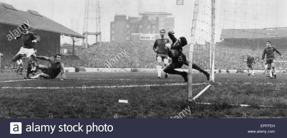 english-league-division-one-match-at-stamford-bridge-chelsea-1-v-manchester-EPFFEH.jpg