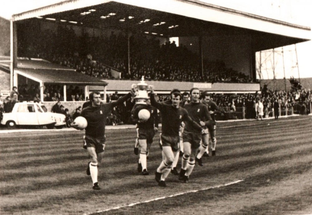 cufc-4v3-chelsea-1-may-1970-chelsea-players-parade-fa-cup-photo-david-campbell-cambs-coll_orig.jpg