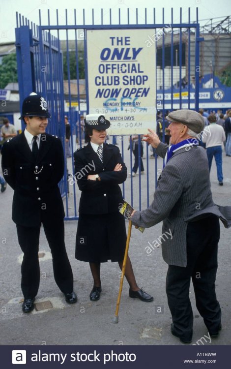 chelsea-football-fan-talking-a-policeman-and-policewoman-on-crowd-a1tbww.jpg
