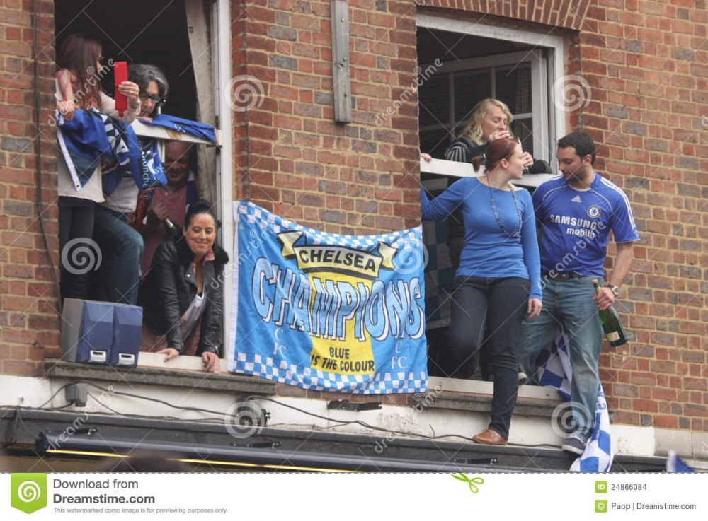 chelsea-victory-parade-spectators-24866084.jpg