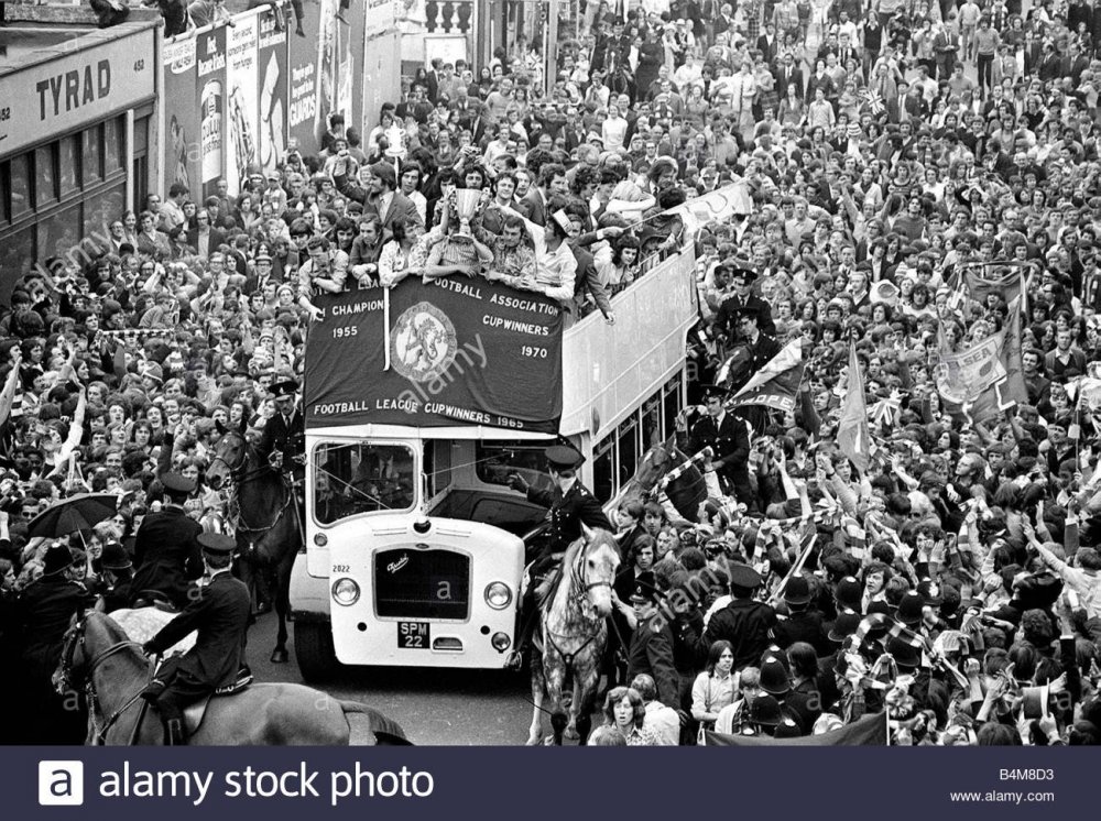 the-chelsea-team-on-victory-parade-after-winning-1971-european-cup-b4m8d3.jpg