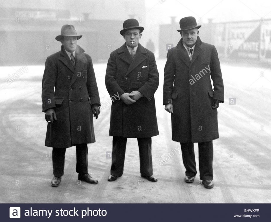 chelsea-fc-1930-1-l-r-andy-wilson-hughie-gallacher-and-jackie-crawford-bhwxfr.jpg