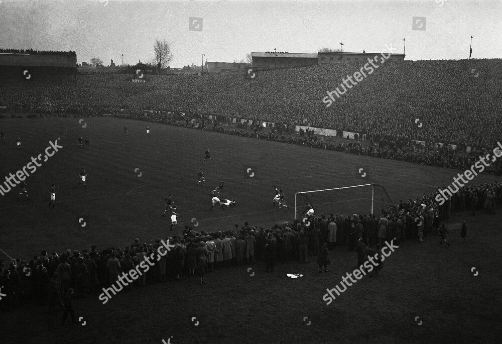 soccer-chelsea-v-moscow-dynamos-1945-london-shutterstock-editorial-7408236a.jpg