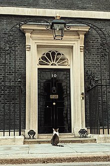 220px-Larry_the_cat_waiting_to_be_let_into_10_Downing_St.jpg