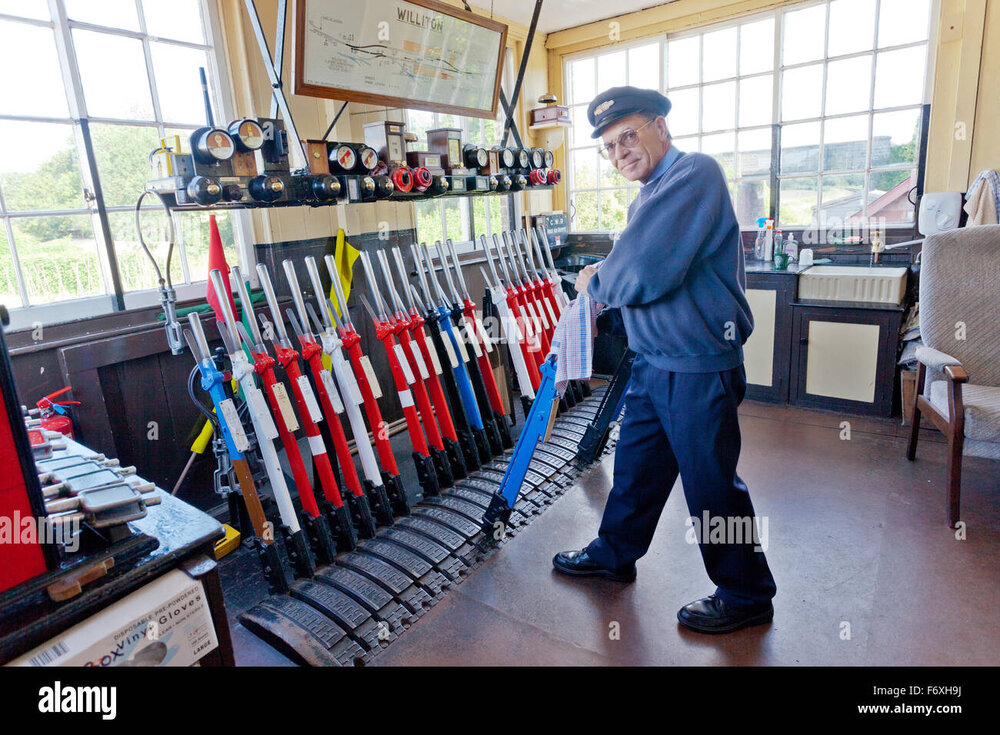 the-signalman-at-work-in-williton-signalbox-on-the-west-somerset-railway-F6XH9J.jpg