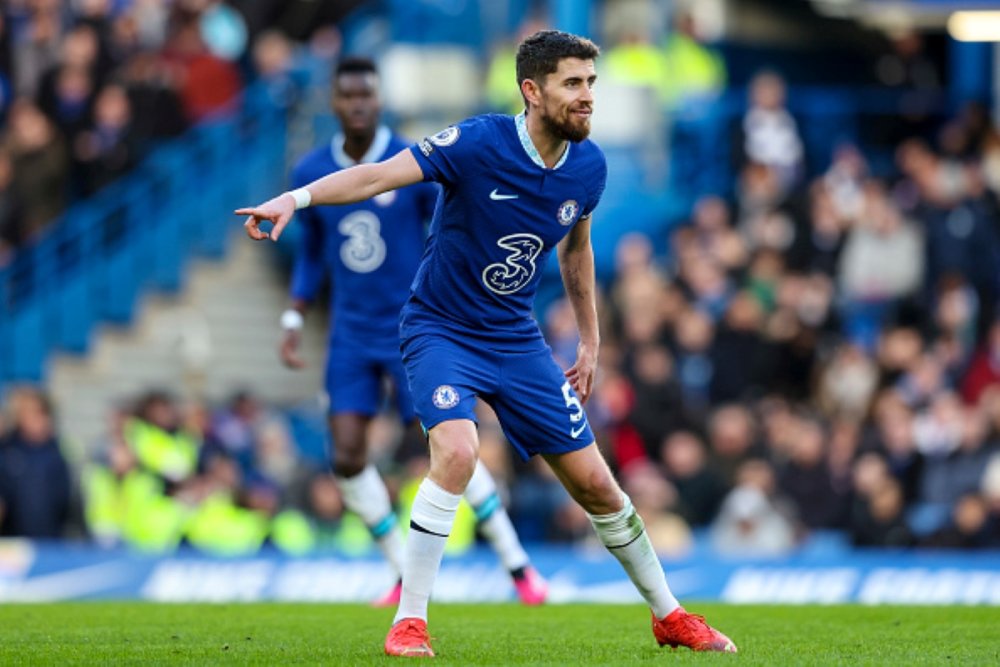 Target-for-Arsenal-Jorginho-pointing-on-pitch.jpg