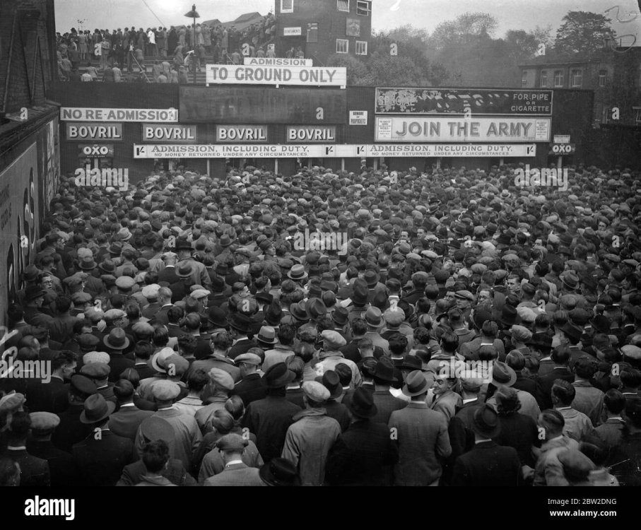 the-vast-crowd-packed-the-stamford-bridge-ground-for-the-london-derby-between-chelsea-and-arsenal-9-october-1937-2BW2DNG.jpg