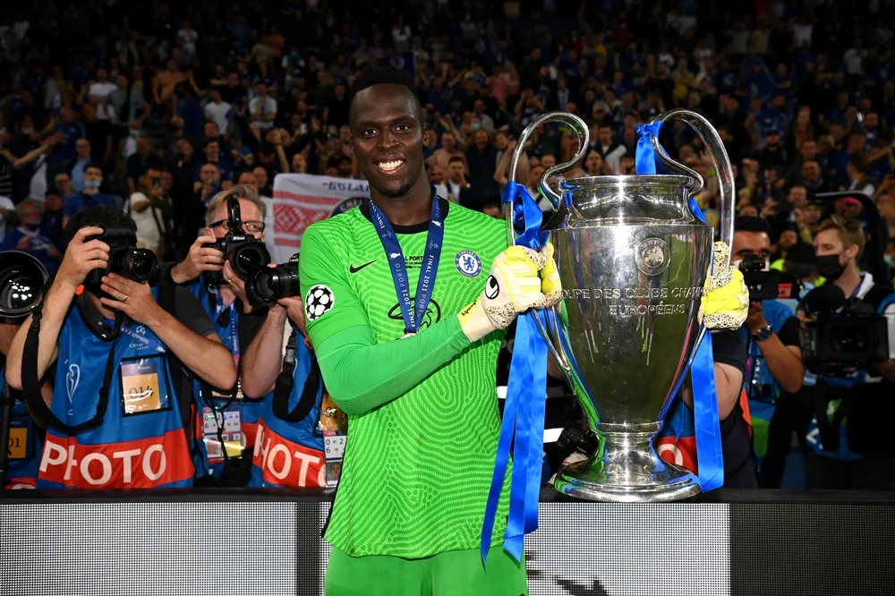 Mendy_Champions_League_trophy.thumb.webp.5f21f93978679f8d60669232875a3fa8.webp