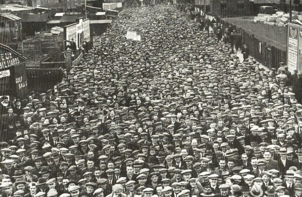 aberdeen-football-club-fans-queuing-to-enter-the-stadium-v0-x57afcw4urqc1-51652978.jpeg