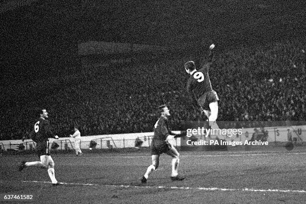 chelseas-peter-osgood-celebrates-scoring-his-teams-second-goal-3466144030.jpg