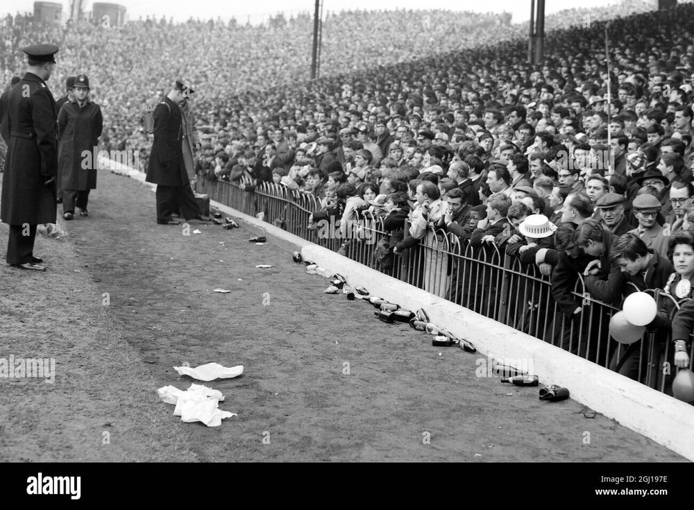 football-fan-beer-bottles-litter-side-pitch-fa-cup-tie-liverpool-v-arsenal-15-february-1964-2GJ197E.jpg